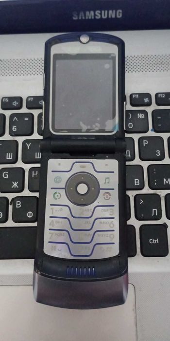 Vand Motorola V3-i in stare f buna- ca NOU