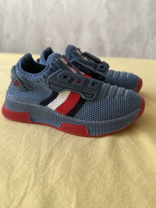 Продам детские кроссовки