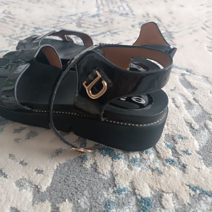 Классные сандали продам