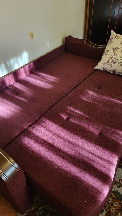 Canapea extensibila visinie cu spatiu de depozitare
