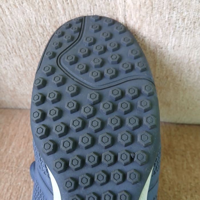 Футболни обувки за изкуствена трева