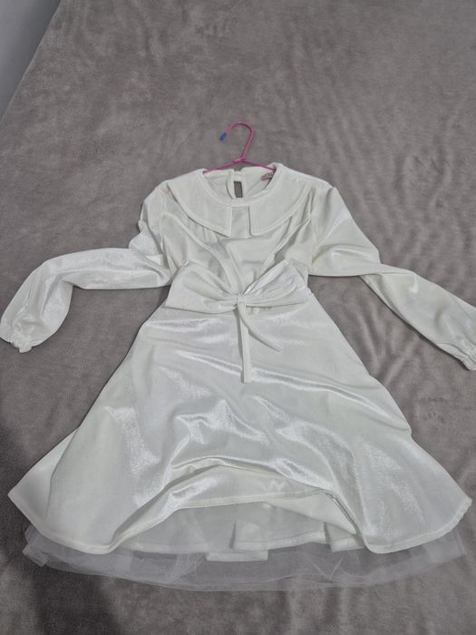 Rochita alba din catifea, cu tulle marime 6  ani