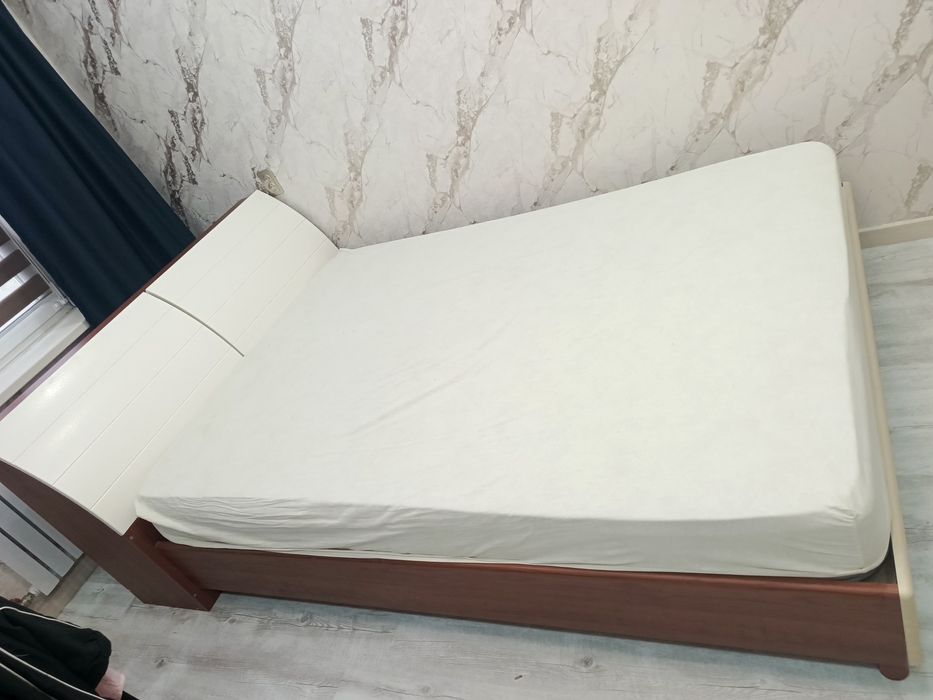 Двуспальная кровать   мебель