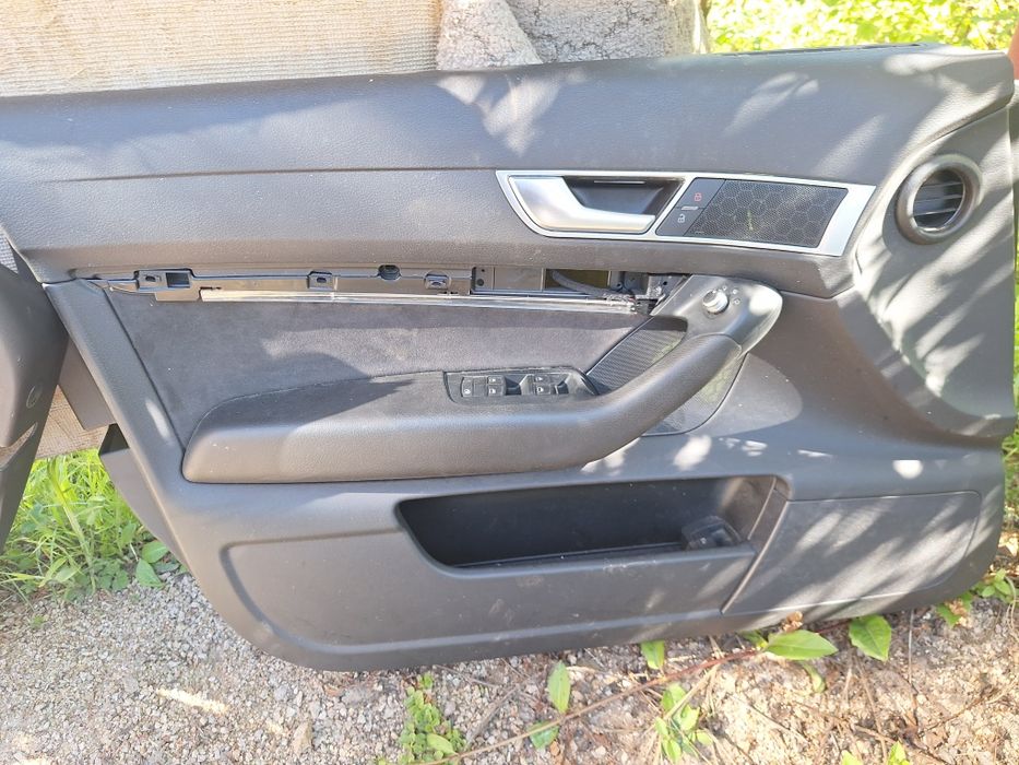 Fete usi Audi A6 C6 cu alcantara și lumini ambientale.