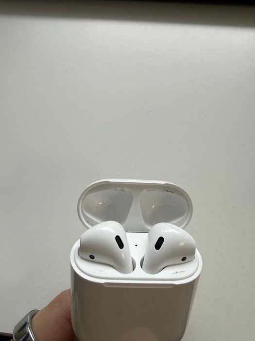 AirPods 2, с кабел за зареждане и калъф