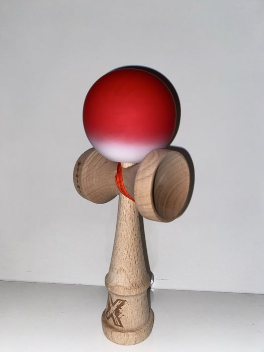 Kendama X Alb, Rosu