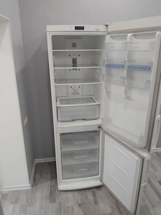 Холодильник LG        .