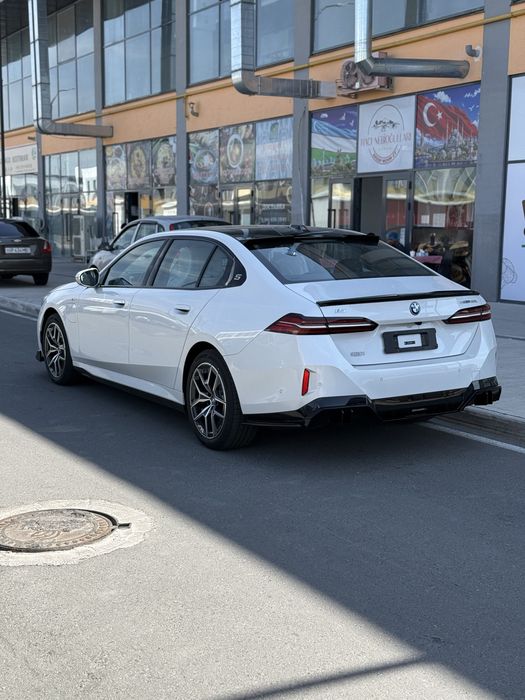 Bmw i5 35L 2024 15min probeg +dop optsiyaligi bazoviymas Body kit full