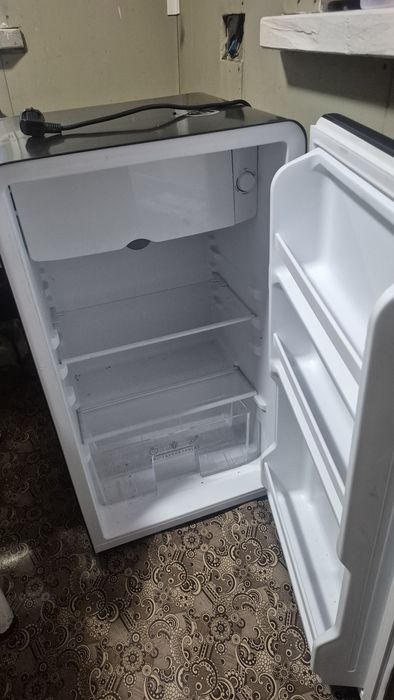 Продам или поменяю мини холодильник.