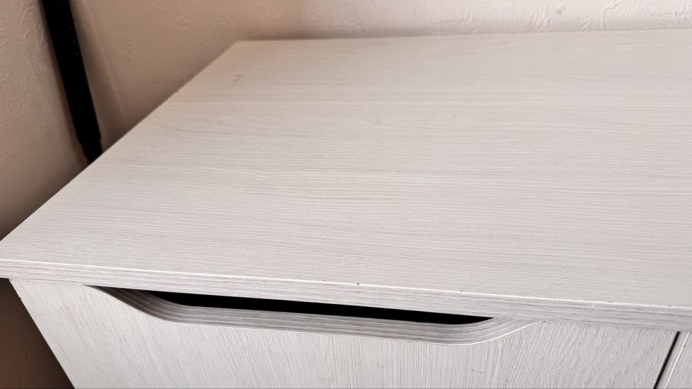 Большой комод.