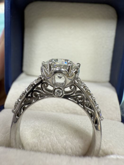 Золотое кольцо с крупным бриллиантом