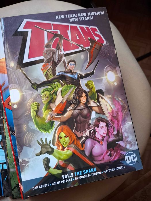 Титаните графичен Роман