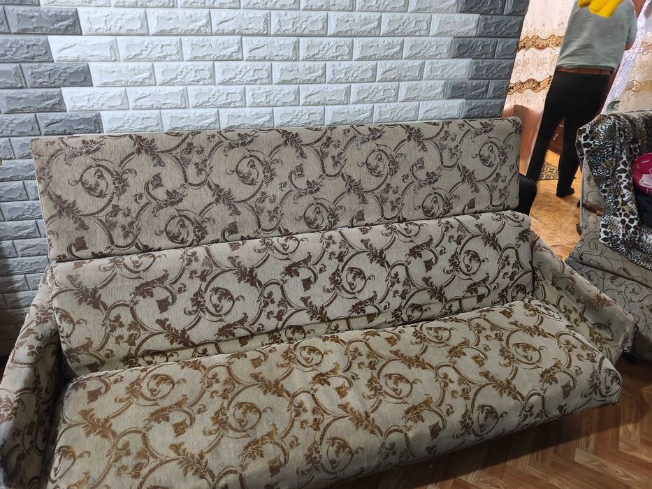 Отдам бесплатно диван и 2 кресла