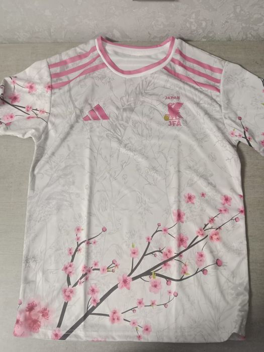 продам две футболки