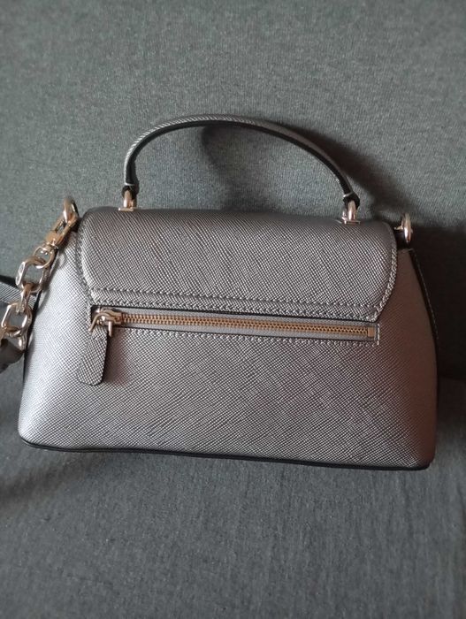 Чанта дамска Guess
в сиво HWEZM9 51220.