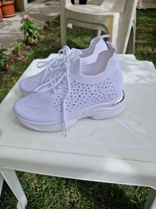 Спортни обувки бели
