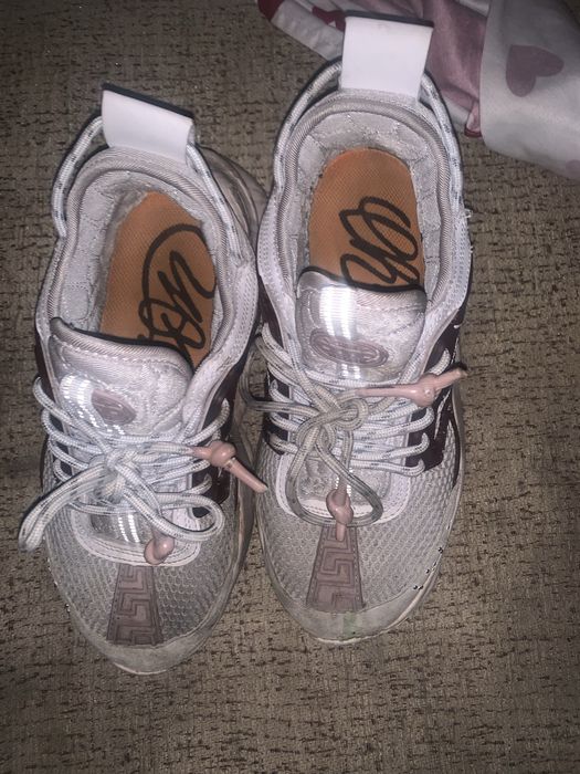 Am o pereche de adidași de la Versace originali marime 40