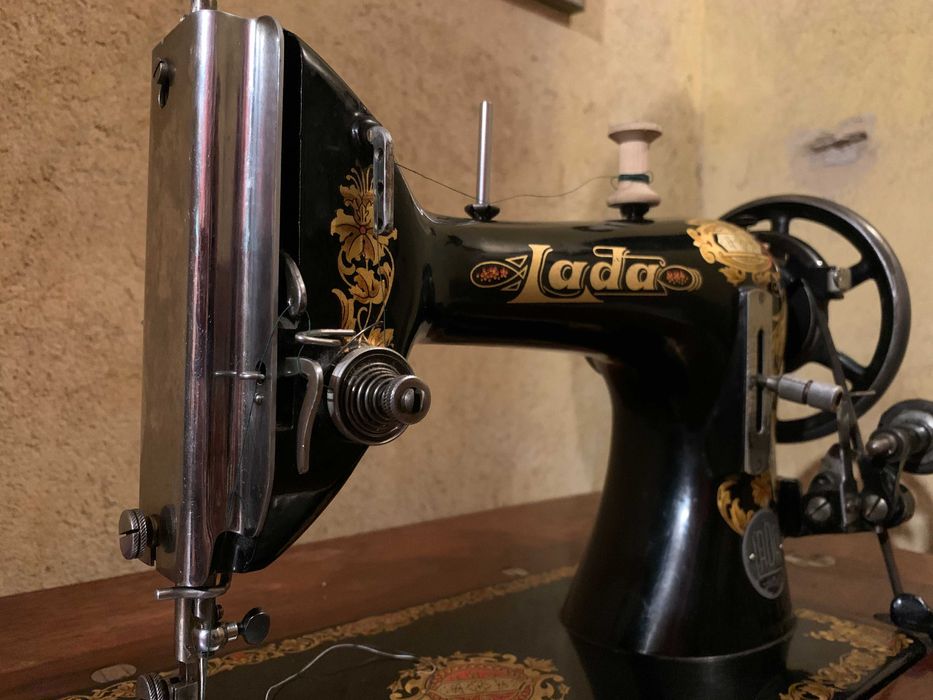 Старинна луксозна винтидж крачна шевна машина Lada Sobeslav 1930г