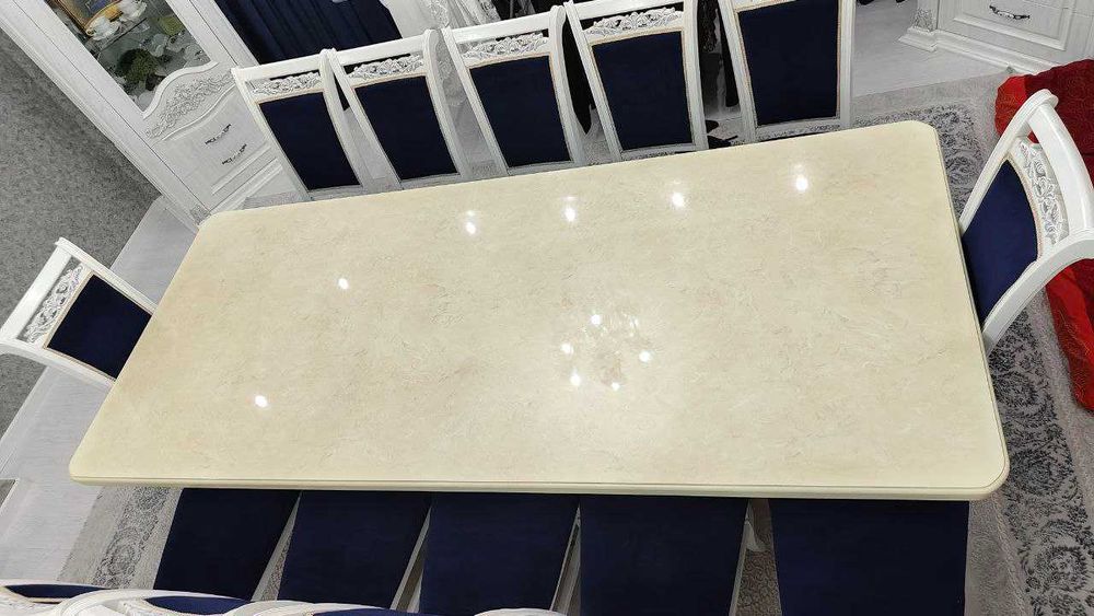 Мебель для гостинной .Стол и 12 стульев