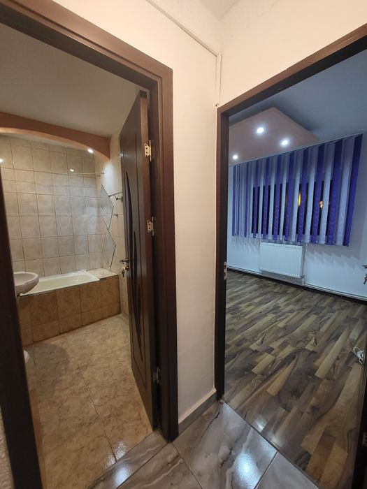 Inchiriez apartament 3 camere ,nemobilat,parter, stradal