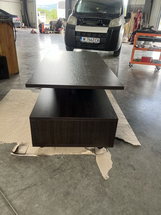 Дървена маса подвижни колелца