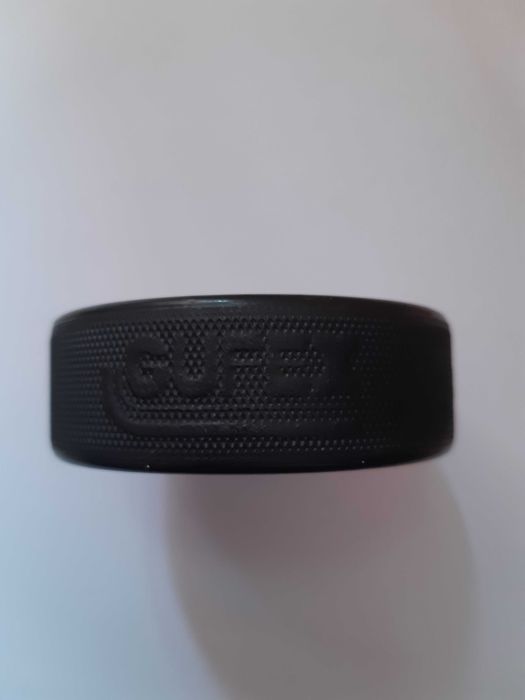 Шайба за хокей на лед, чисто нова и много стара