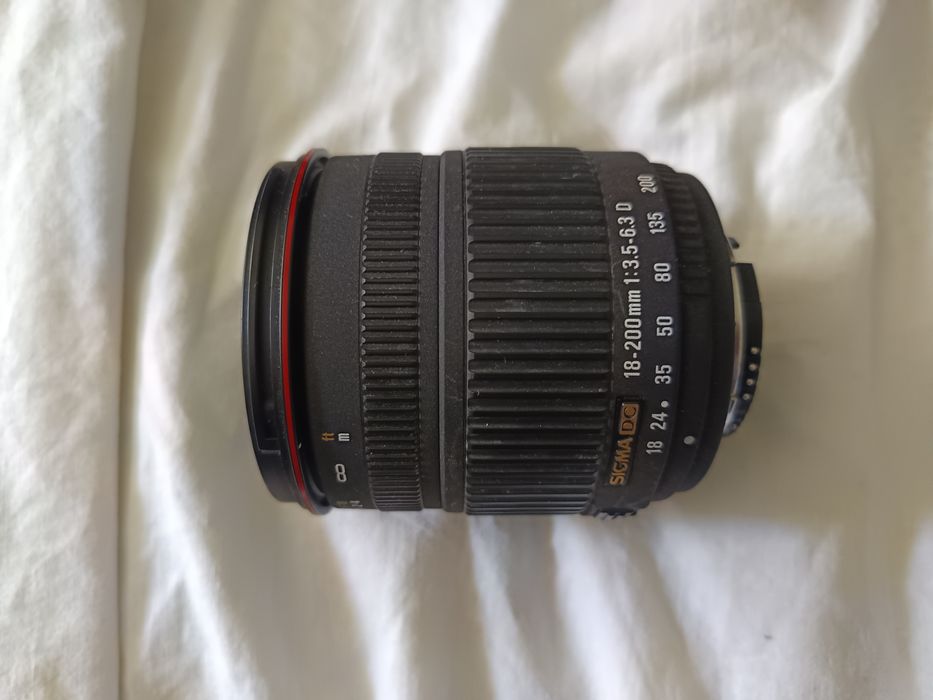 Vând obiectiv Sigma Zoom 18-200 mm,fără auto focus