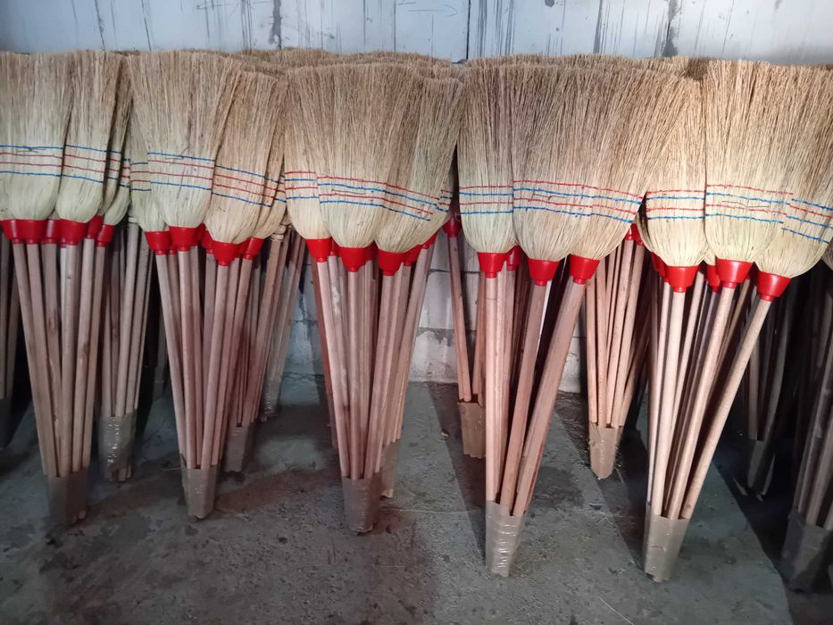 Mături sorg confecționate manual