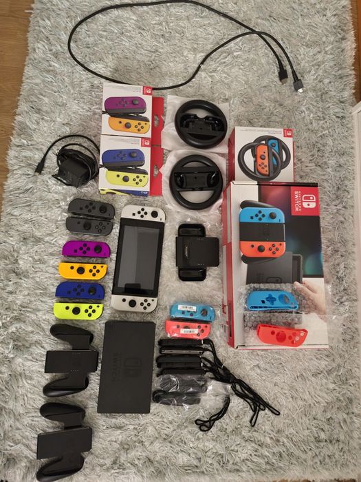 Vând Consolă Nintendo Switch V1 cu multe accesorii și jocuri
Nintendo Switch V1 MODABIL (Unpatched) + 4 Perechi Joy-Cons + Alte Accesorii + Jocuri + A