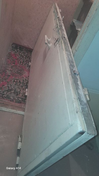 Домга куйилган ешик олиниб жойига янги куйилган  сотилади келишилган н