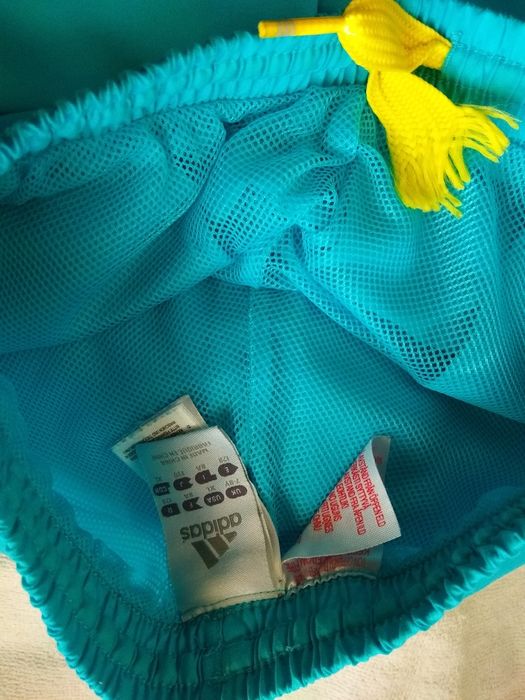 Куртка Adidas детская, шорты и 3 шапки