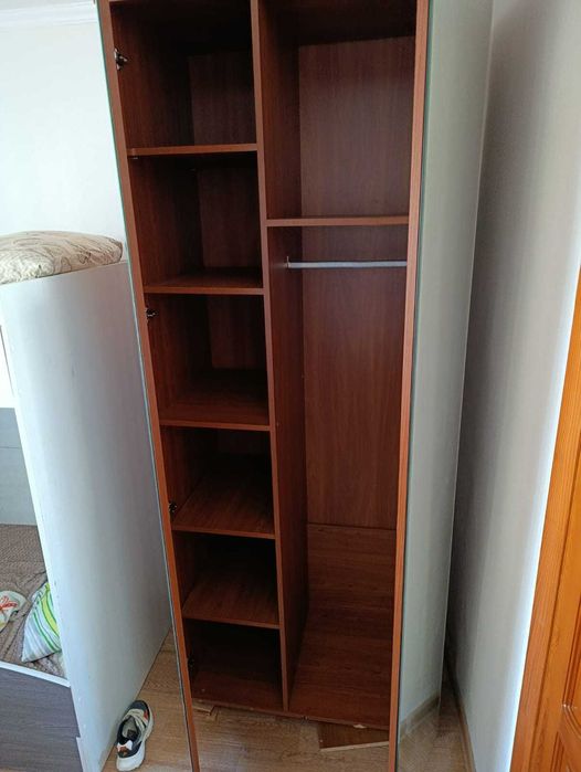 шкаф с двумя зеркальными дверями