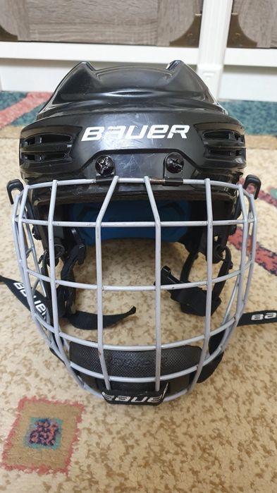 Шлем для хоккея на льду