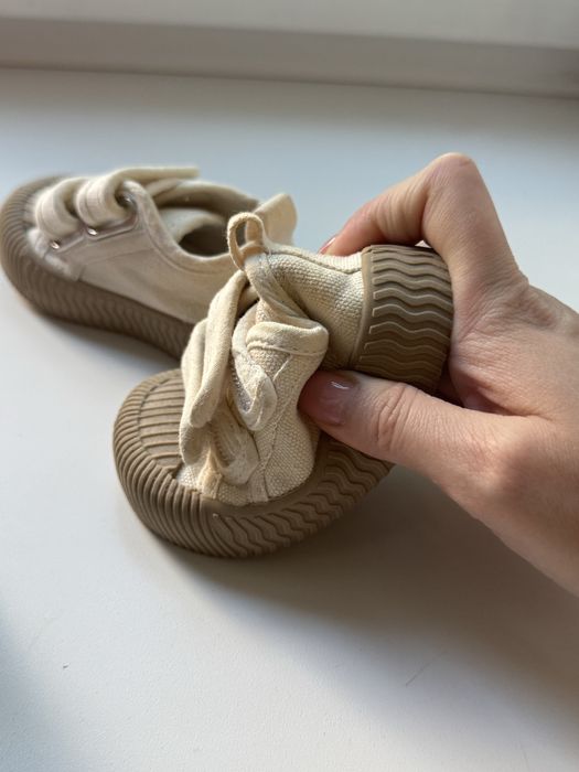 продам детские кроссовки