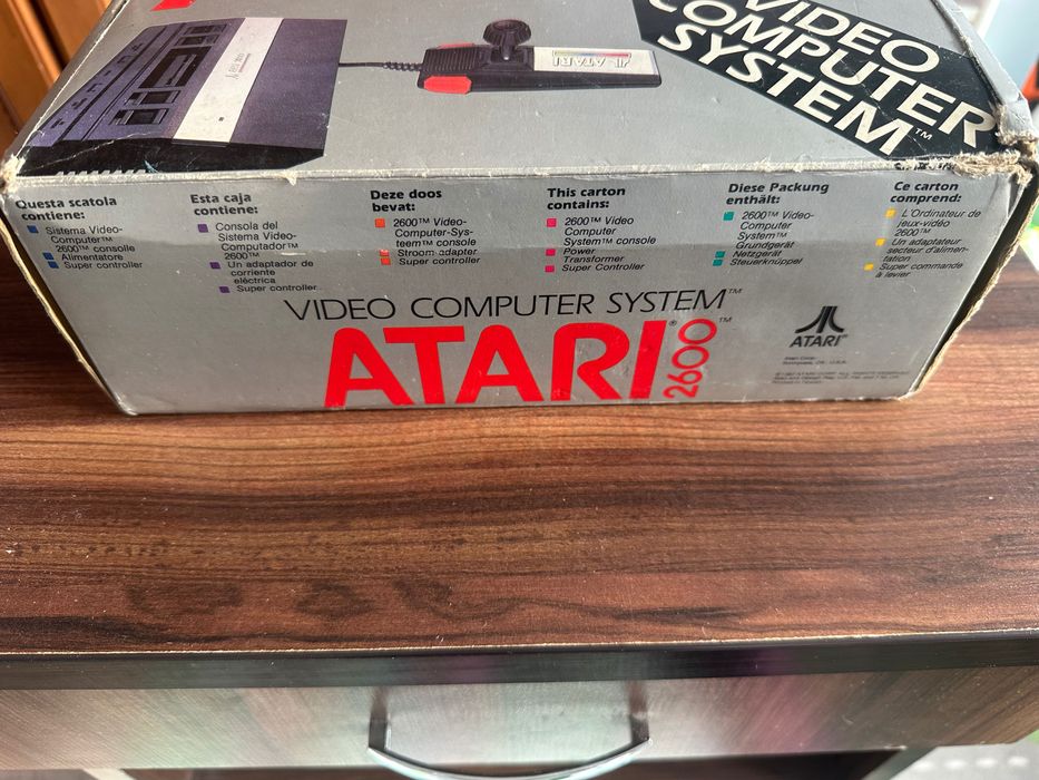 Конзола Atari 2600 с оригинална кутия.