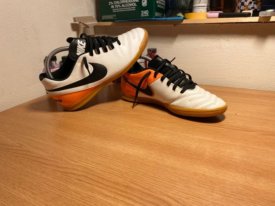 Adidasi fotbal Nike Tiempo