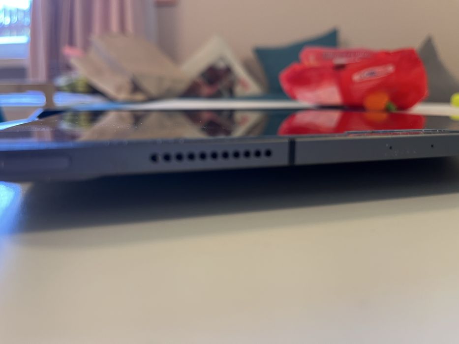 Продавам заменям ipd 12.9 m1 wifi + cell 256 GB