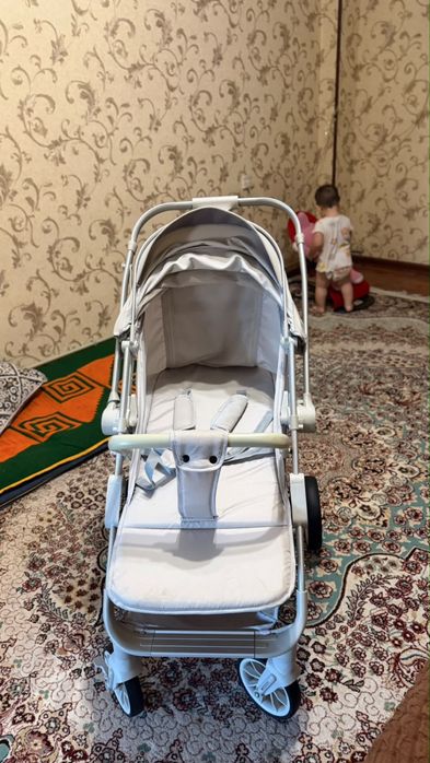 Коляска белый новый