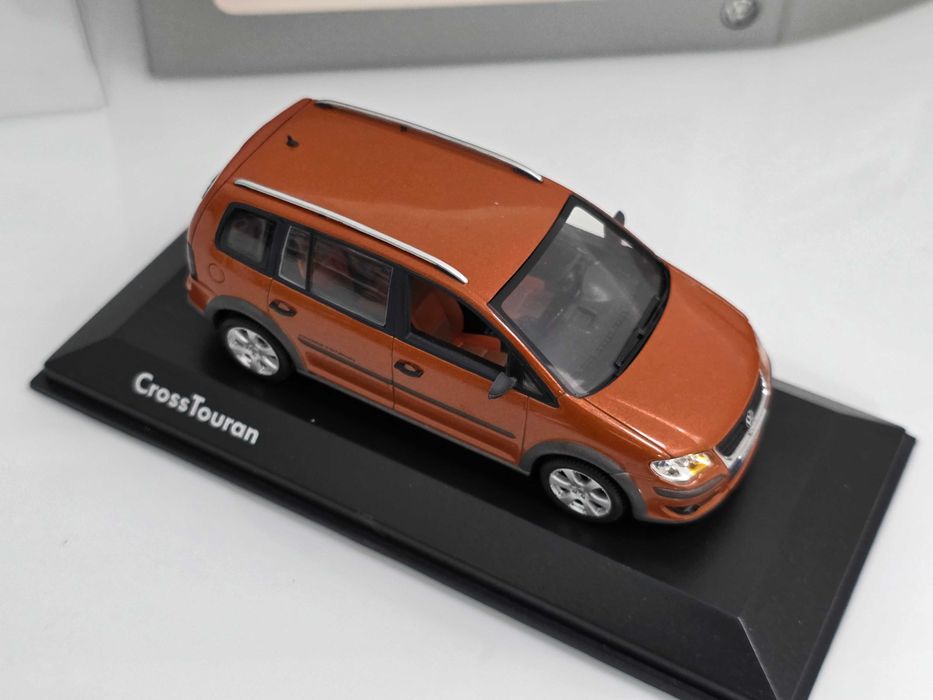 Macheta Auto 1/43 Minichamps Dealer Edition VW Volkswagen Cross Touran