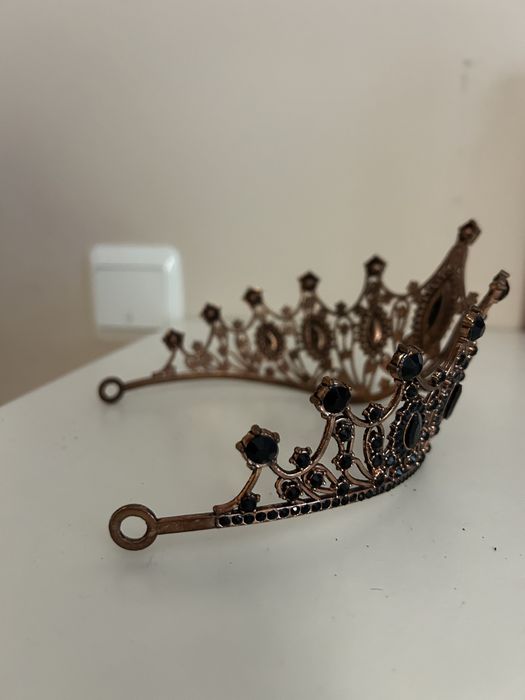 Корона с черни камъни