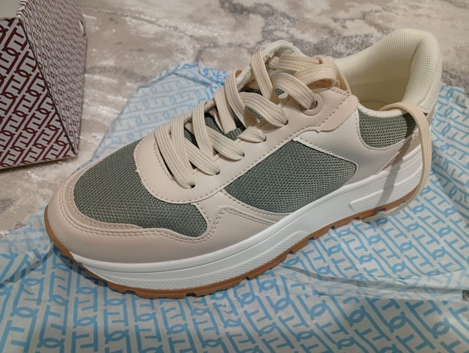 Продам две пары новых кроссовок