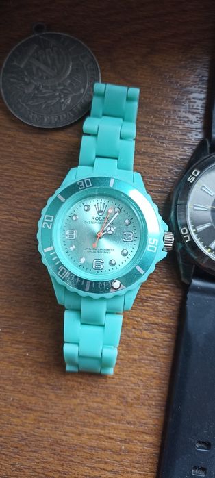 Часы по  3000 тенге