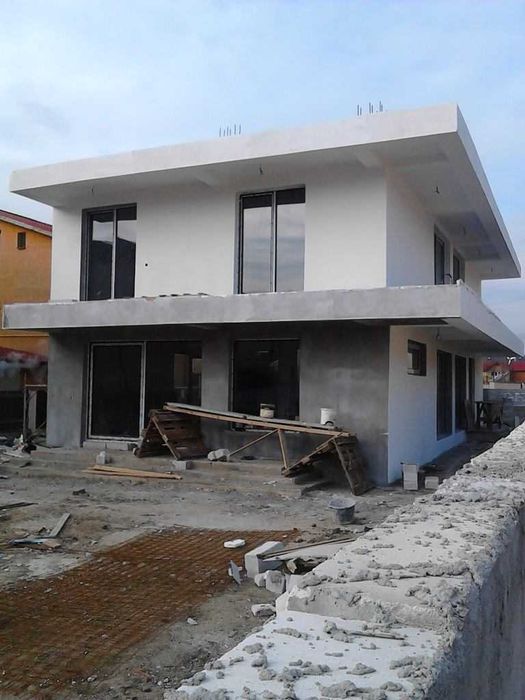 Executam case la rosu  materiale plus manopera