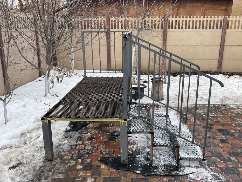 Крыльцо металлическое с площадкой