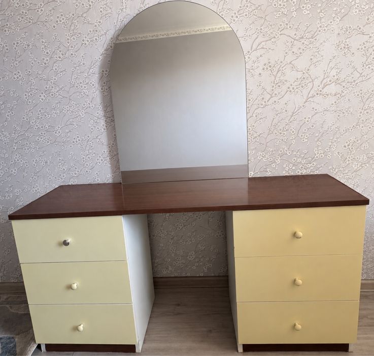 Продам столик с зеркалом