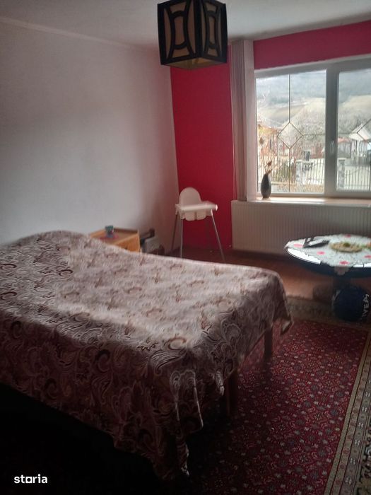 Casa cu etaj,cu garaj, mobilată, utilată, imediat ocupabila Campenita