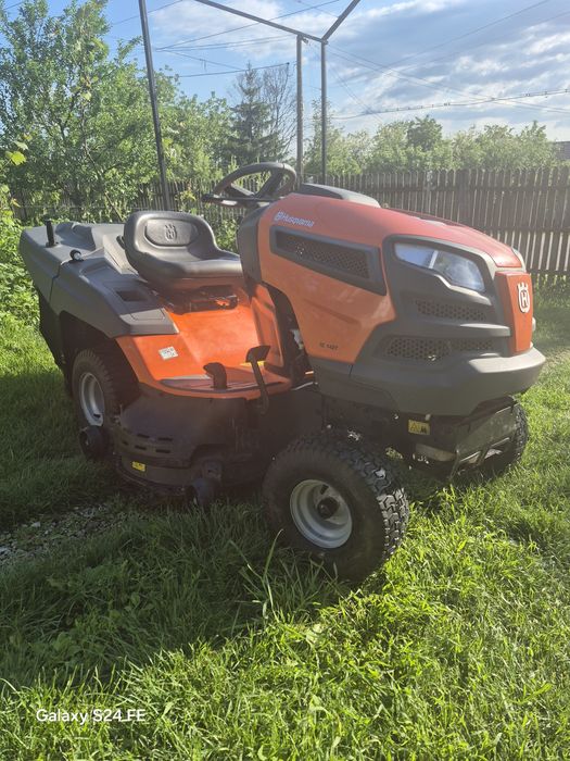 Se vinde tractoras de tuns iarba Husqvarna TC 142T, echipat cu motor Briggs&Stratton V- Twin (2 cilindri), 656 cm ,20 hp,