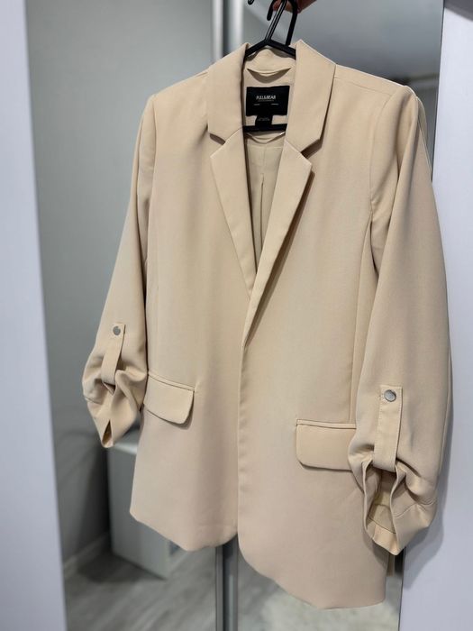 Дамско сако в бежов цвят