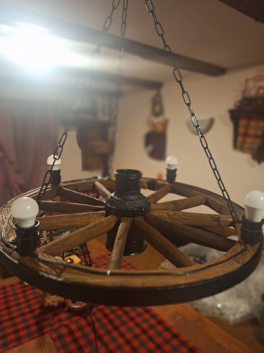 Полилеи, осветление от автентични колела от каруца с дървени чашки