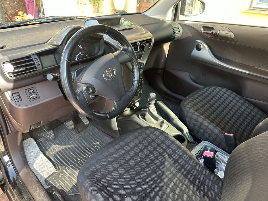 Vând Toyota IQ , stare bună. Unul cu numere altul fara . Ptr detalii s